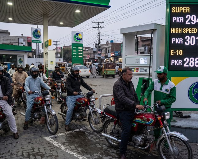حکومت نے پٹرول کی قیمت میں 12 روپے 90 پیسے فی لیٹر اضافہ کر دیا